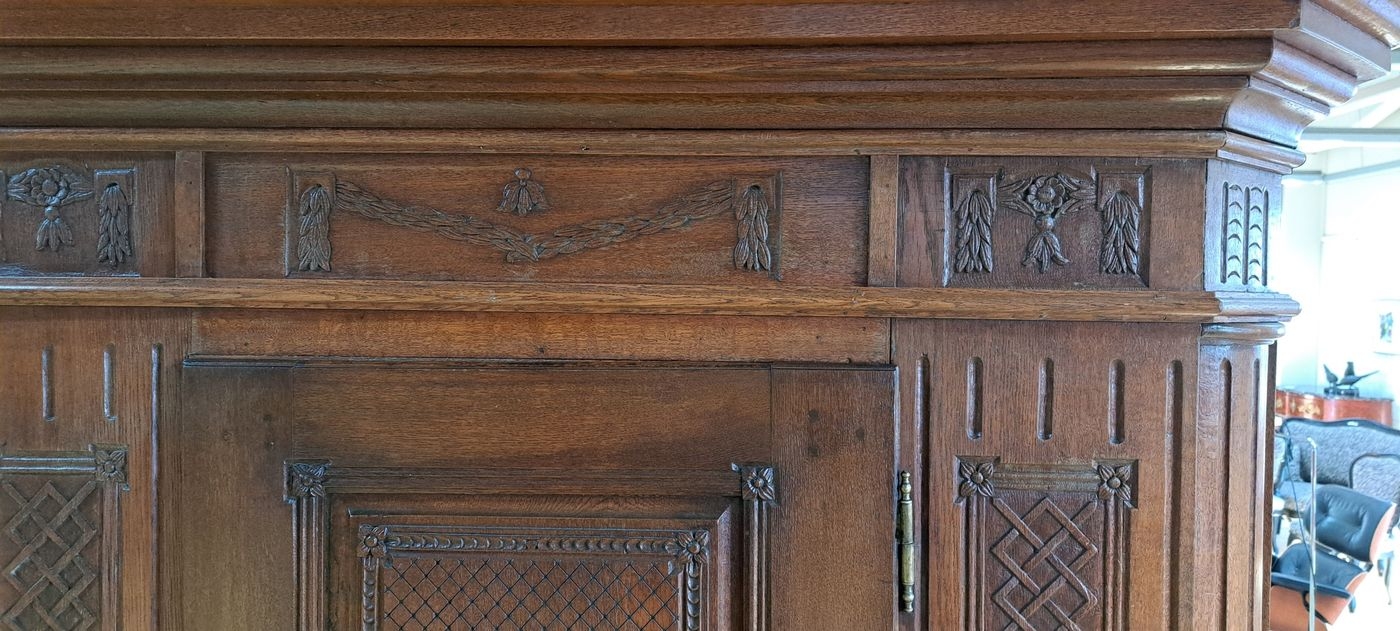 Detail e: Louis-Seize Schrank, um 1780, Eiche massiv, eintürig, feine Reliefschnitzereien auf der Front und den Seiten, angedeutete Viertelsäulen, weit ...