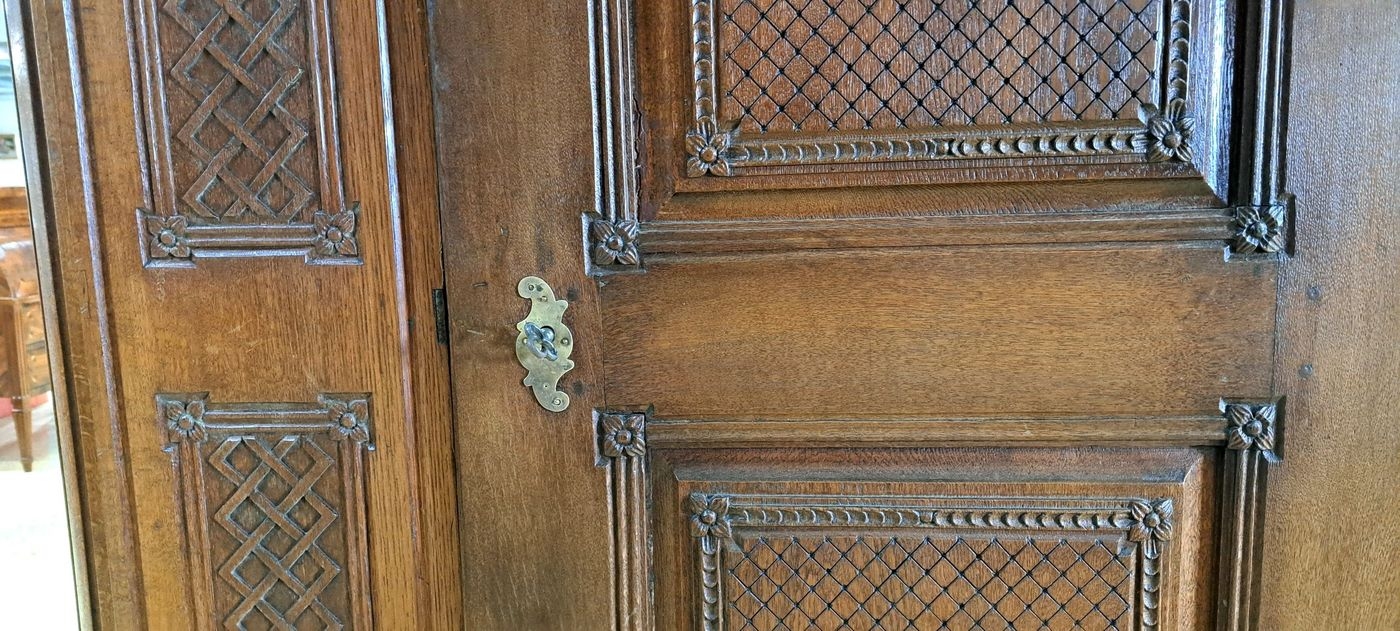 Detail f: Louis-Seize Schrank, um 1780, Eiche massiv, eintürig, feine Reliefschnitzereien auf der Front und den Seiten, angedeutete Viertelsäulen, weit ...
