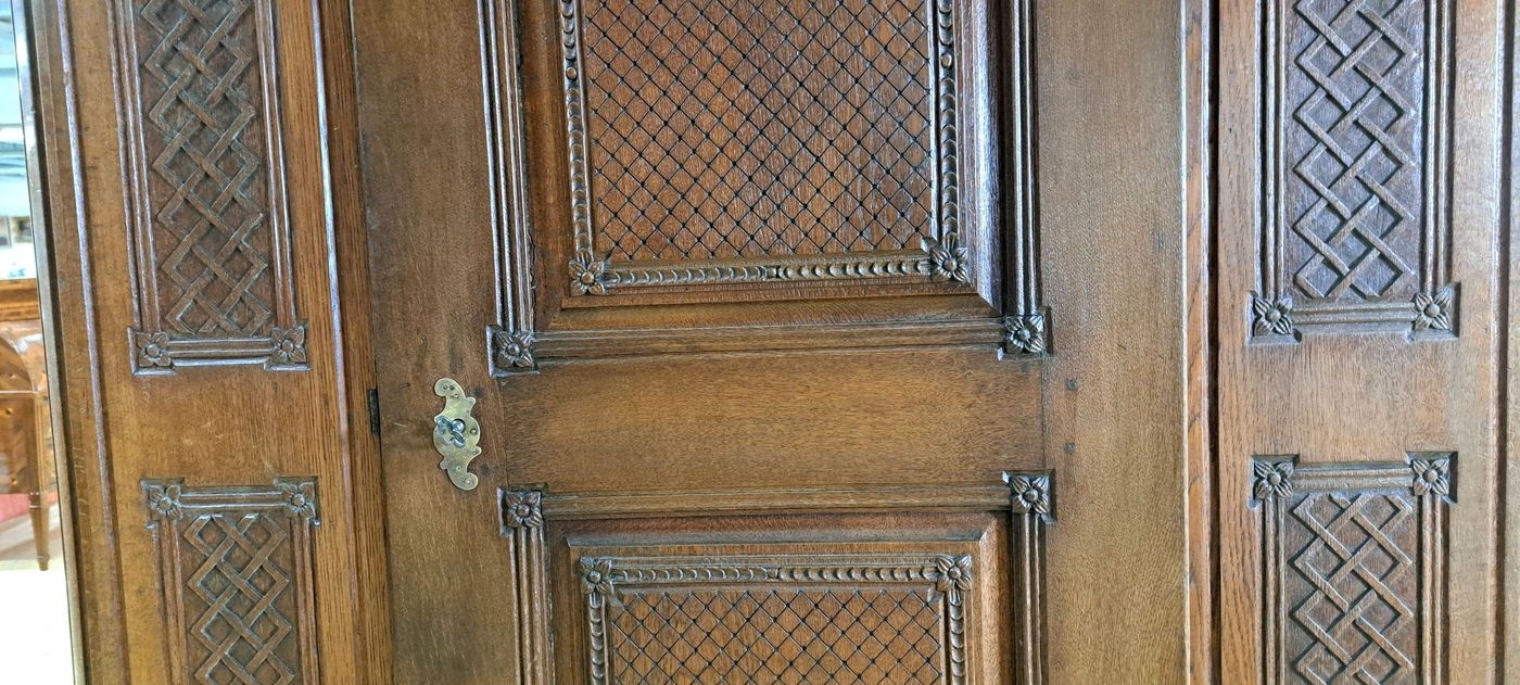Detail g: Louis-Seize Schrank, um 1780, Eiche massiv, eintürig, feine Reliefschnitzereien auf der Front und den Seiten, angedeutete Viertelsäulen, weit ...