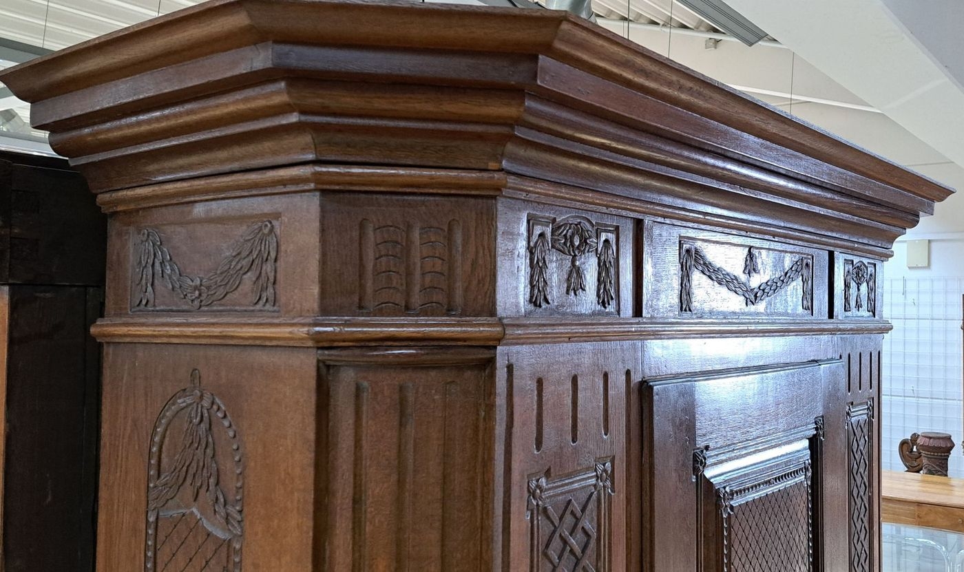 Detail i: Louis-Seize Schrank, um 1780, Eiche massiv, eintürig, feine Reliefschnitzereien auf der Front und den Seiten, angedeutete Viertelsäulen, weit ...
