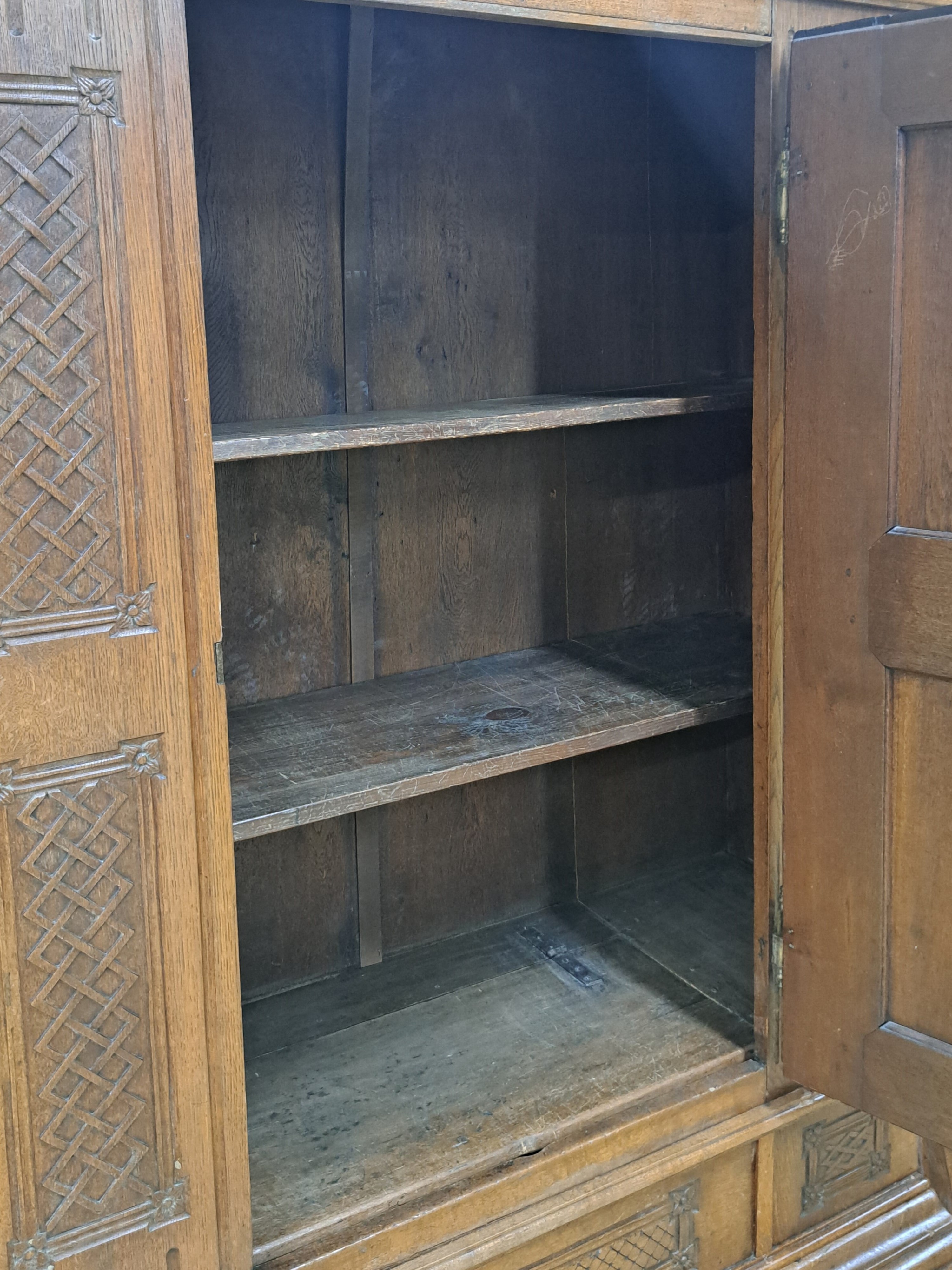 Detail j: Louis-Seize Schrank, um 1780, Eiche massiv, eintürig, feine Reliefschnitzereien auf der Front und den Seiten, angedeutete Viertelsäulen, weit ...