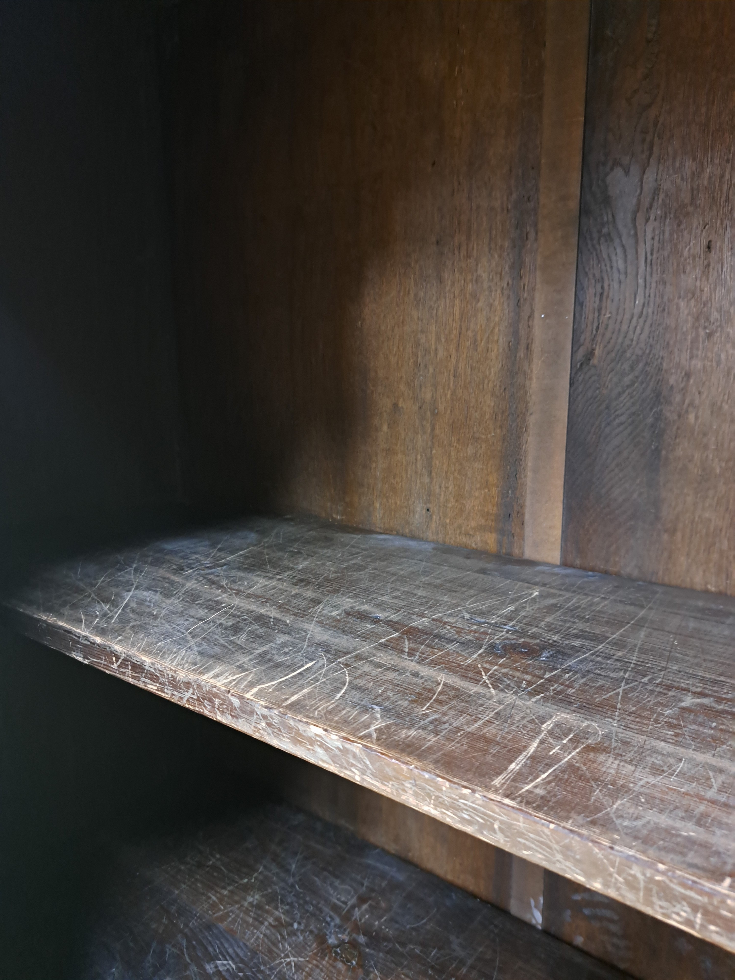 Detail n: Louis-Seize Schrank, um 1780, Eiche massiv, eintürig, feine Reliefschnitzereien auf der Front und den Seiten, angedeutete Viertelsäulen, weit ...