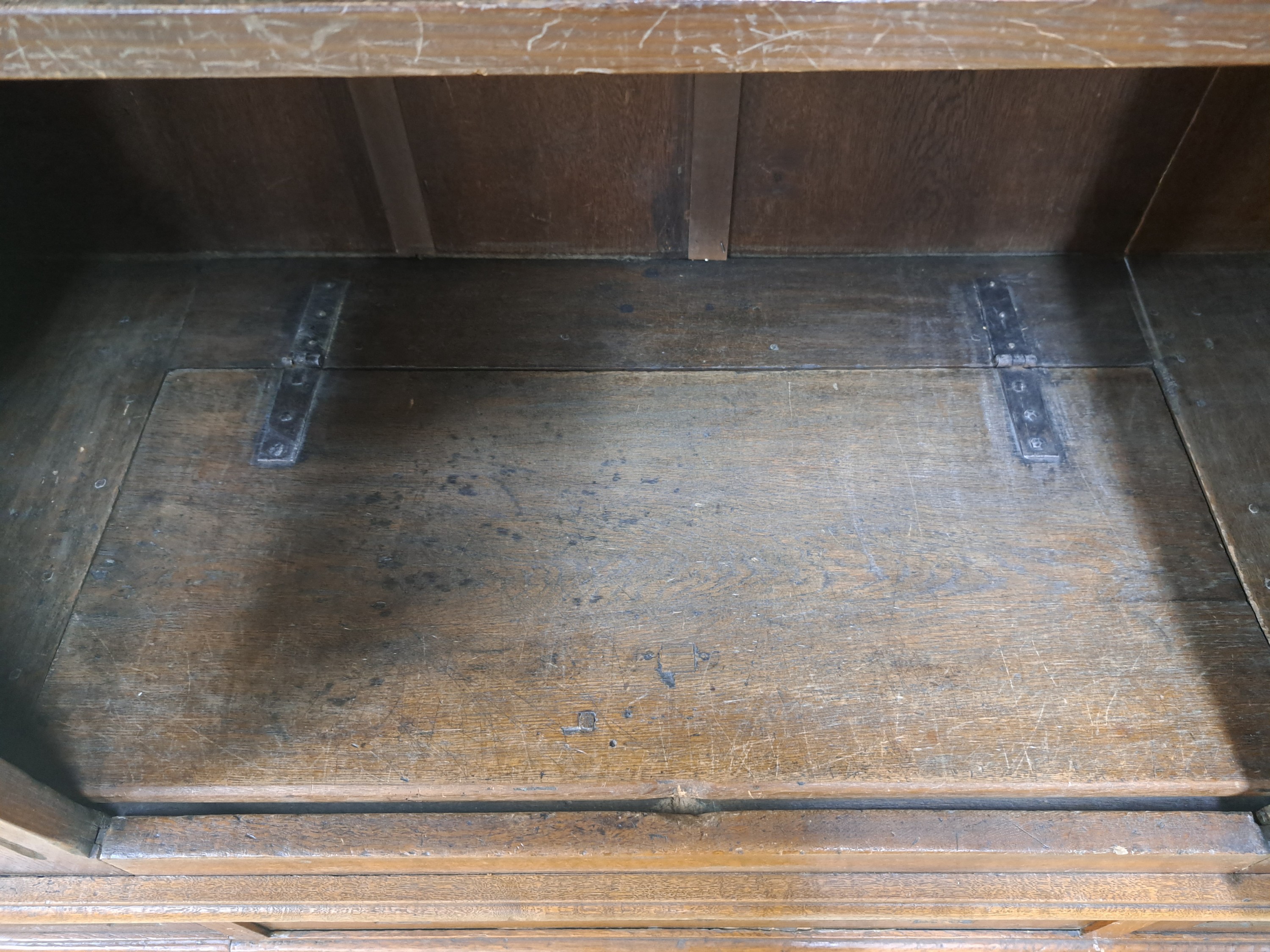 Detail o: Louis-Seize Schrank, um 1780, Eiche massiv, eintürig, feine Reliefschnitzereien auf der Front und den Seiten, angedeutete Viertelsäulen, weit ...