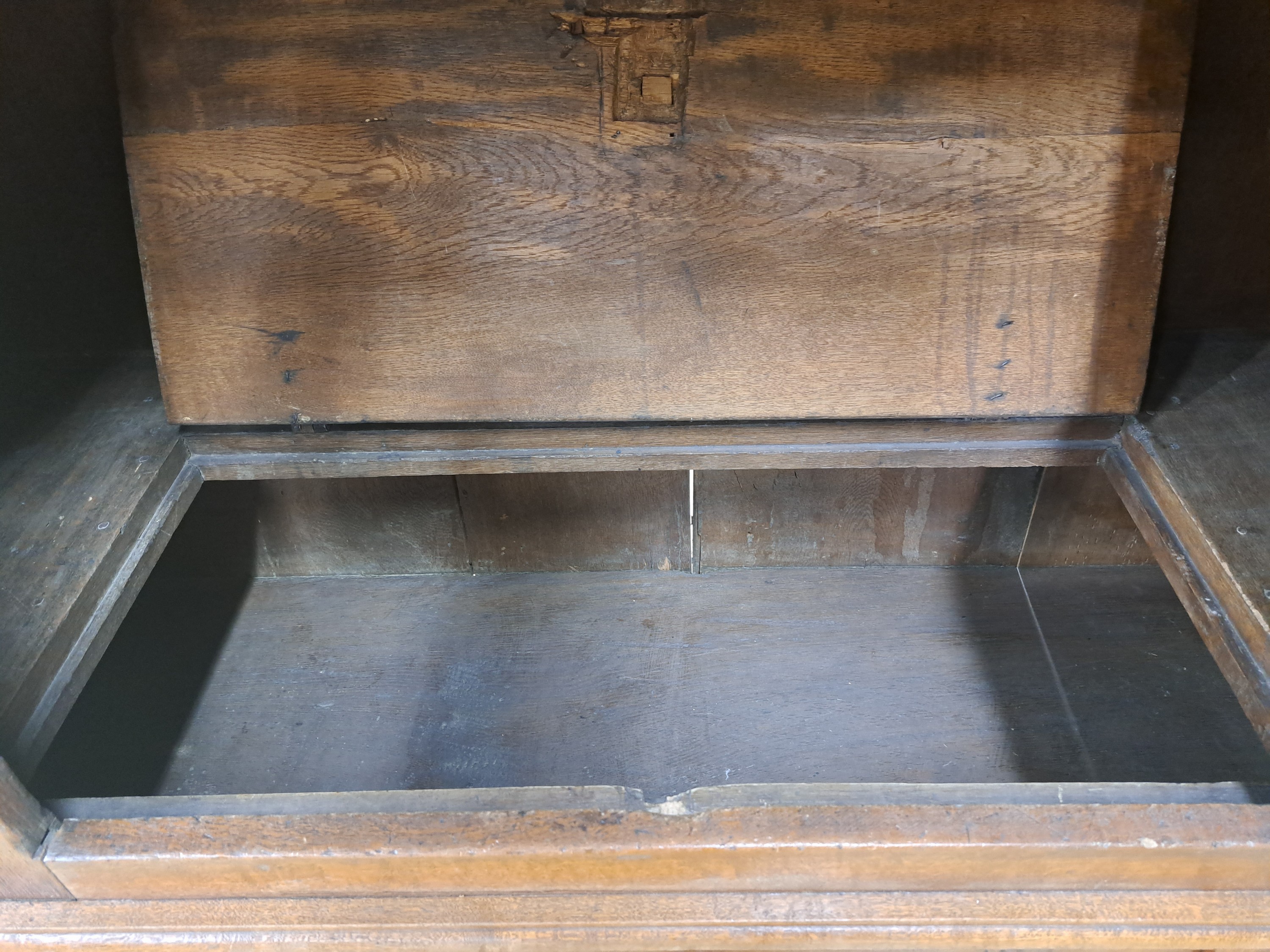 Detail p: Louis-Seize Schrank, um 1780, Eiche massiv, eintürig, feine Reliefschnitzereien auf der Front und den Seiten, angedeutete Viertelsäulen, weit ...