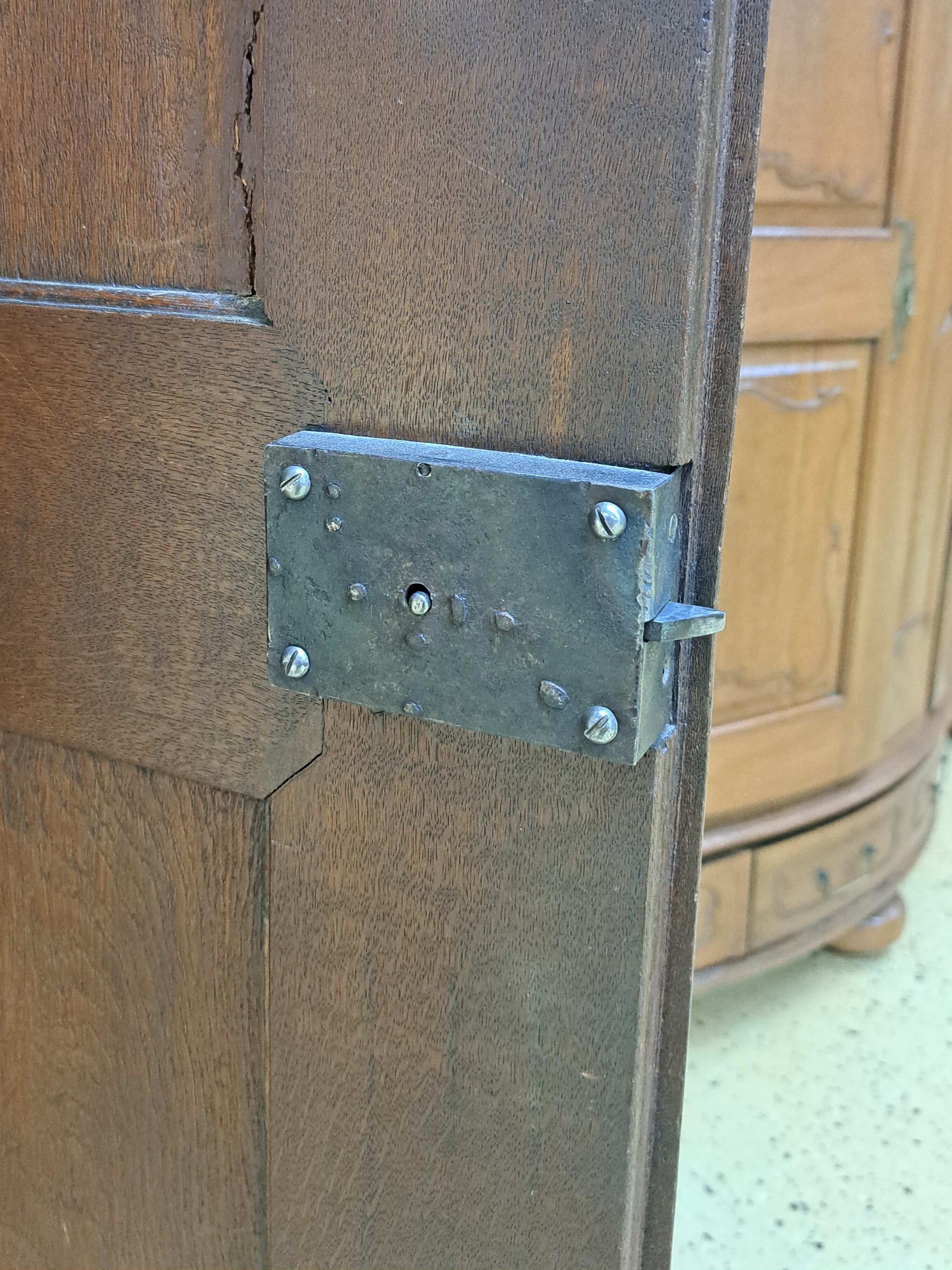 Detail q: Louis-Seize Schrank, um 1780, Eiche massiv, eintürig, feine Reliefschnitzereien auf der Front und den Seiten, angedeutete Viertelsäulen, weit ...