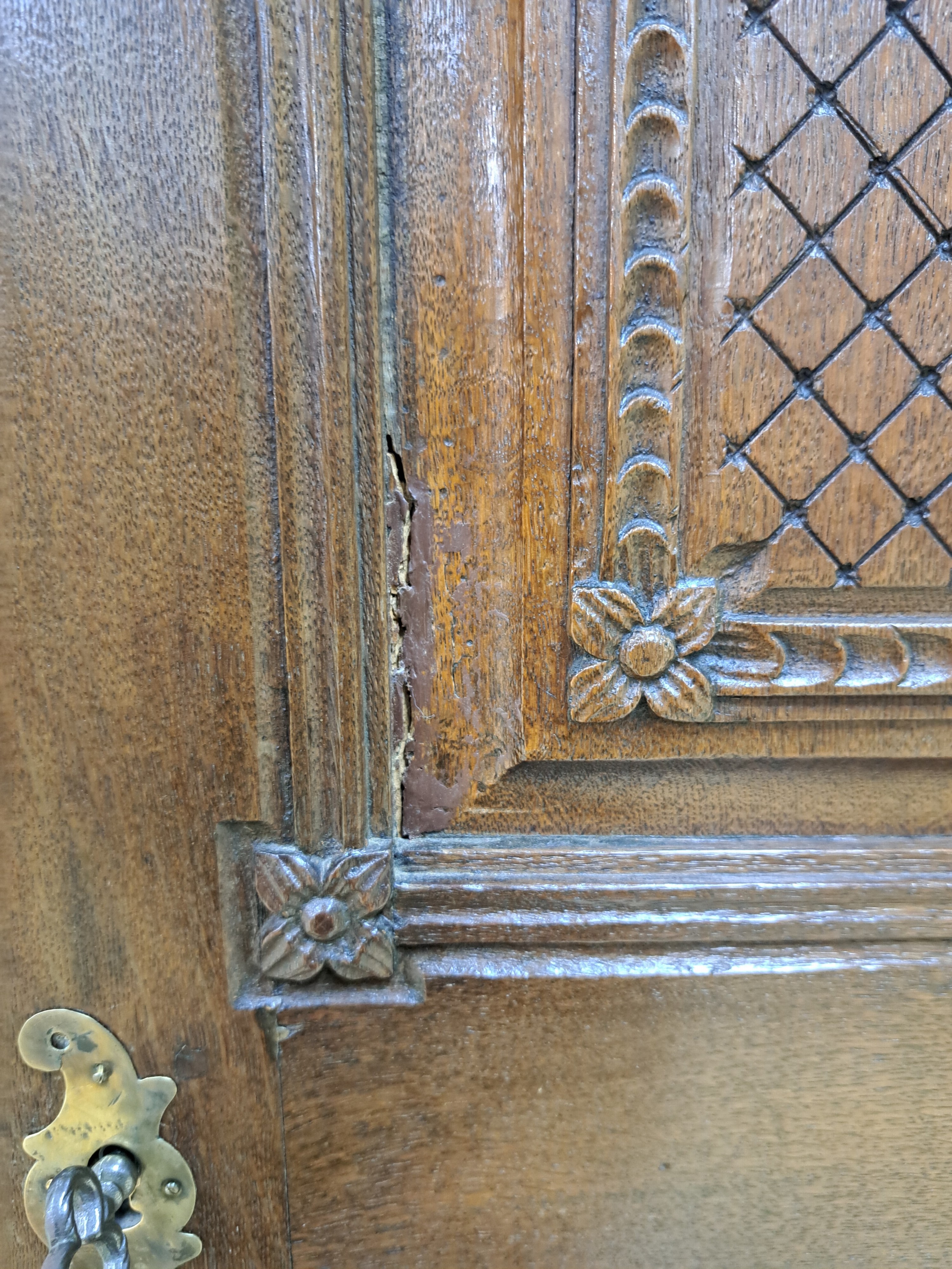Detail r: Louis-Seize Schrank, um 1780, Eiche massiv, eintürig, feine Reliefschnitzereien auf der Front und den Seiten, angedeutete Viertelsäulen, weit ...