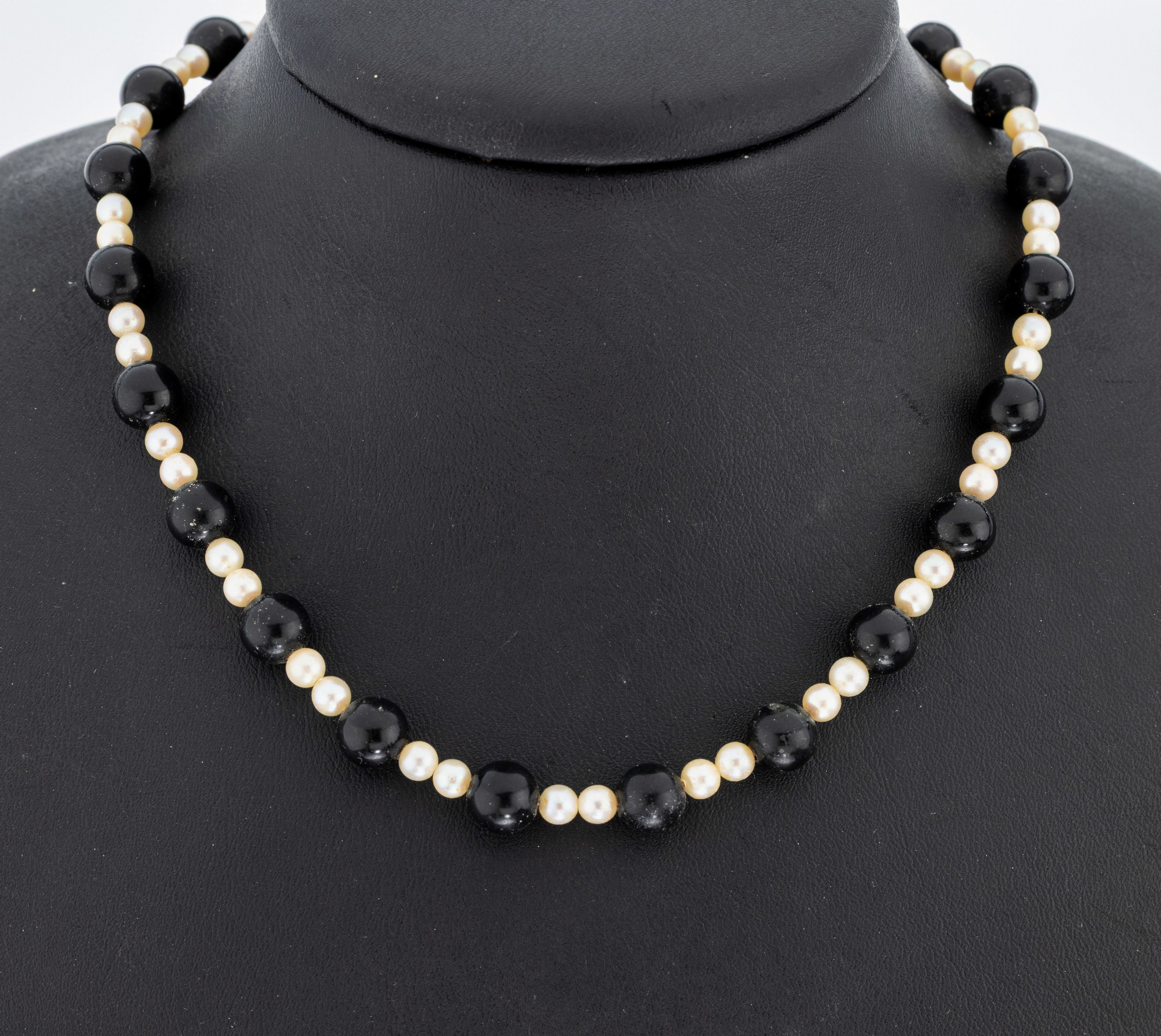 Onyx-Perl-Collier, im Wechsel Onyx-Kugeln, D. ca. 8.1 mm, und Zuchtperlen, D. ca. 4 mm, L. ca. 82 cm, Kugelschließe 835er Silber