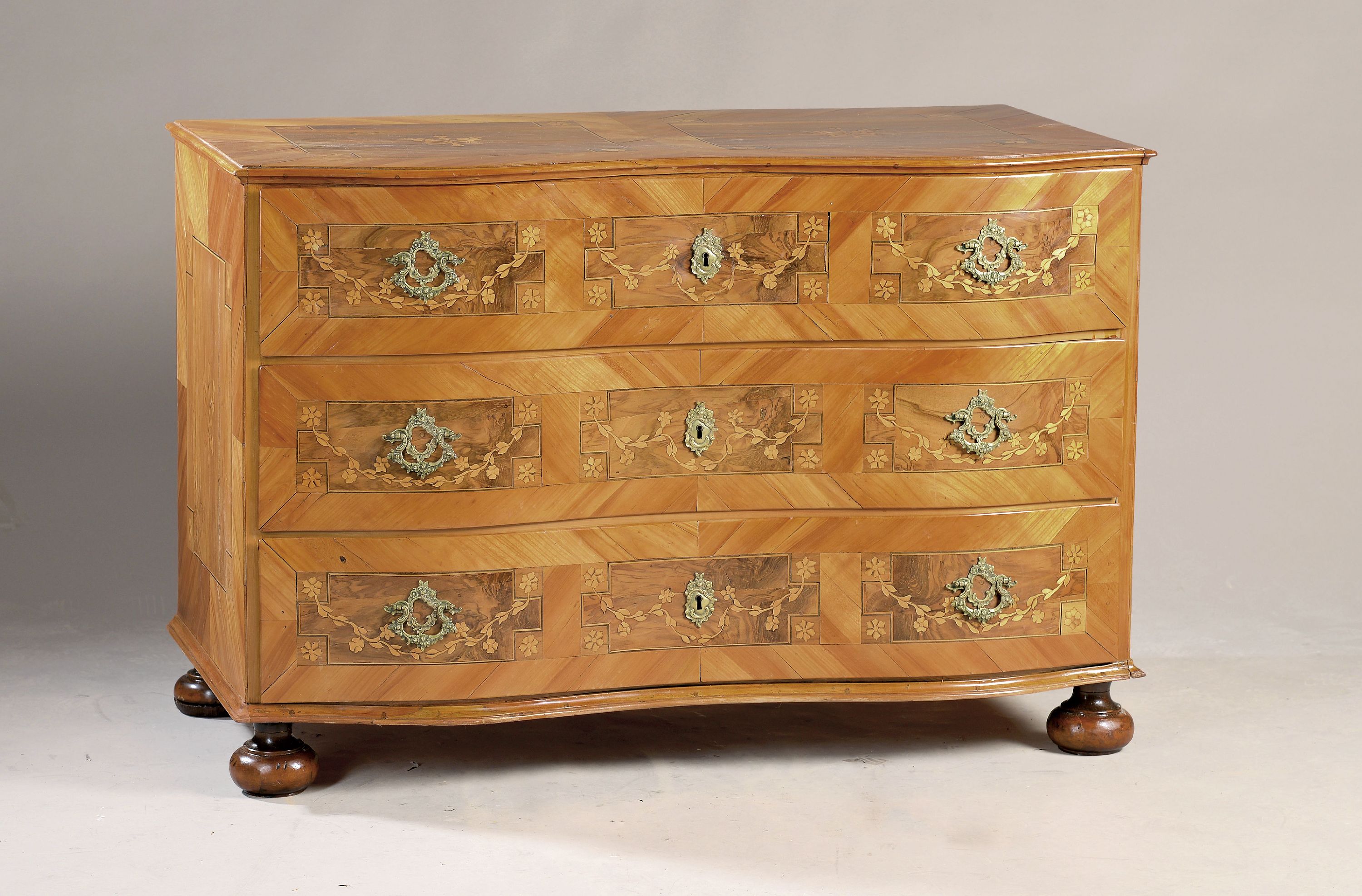 Image 27050645 - Barock-Kommode, um 1750, Kirschbaumfurnier und z.T. Nußbaumfurnier, doppelt geschweift, ...
