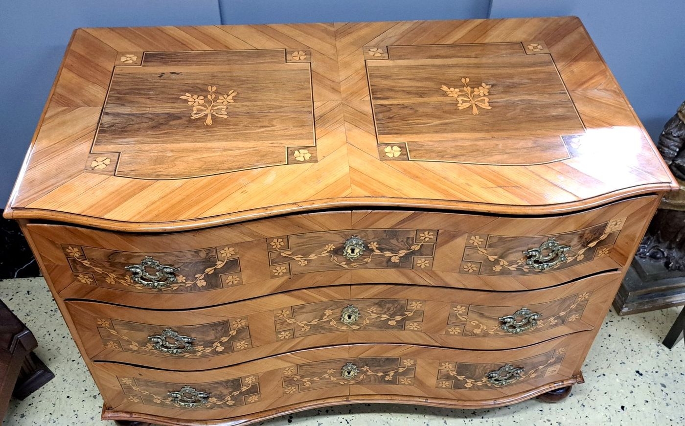 Detail b: Barock-Kommode, um 1750, Kirschbaumfurnier und z.T. Nußbaumfurnier, doppelt geschweift, Deckplatte,Front und Seiten mit aufwendiger Marketerie, ...