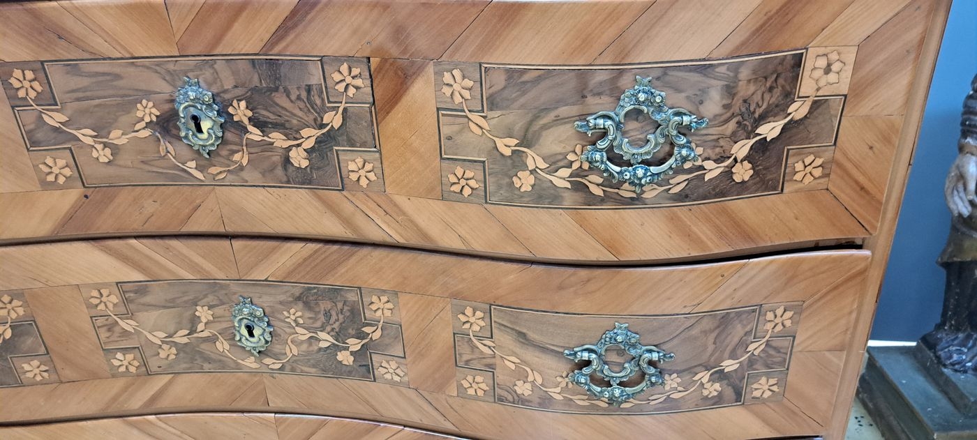 Detail c: Barock-Kommode, um 1750, Kirschbaumfurnier und z.T. Nußbaumfurnier, doppelt geschweift, Deckplatte,Front und Seiten mit aufwendiger Marketerie, ...