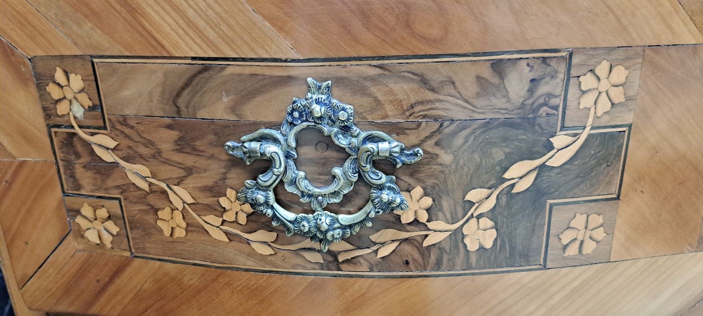Detail d: Barock-Kommode, um 1750, Kirschbaumfurnier und z.T. Nußbaumfurnier, doppelt geschweift, Deckplatte,Front und Seiten mit aufwendiger Marketerie, ...
