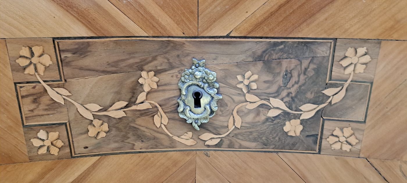 Detail e: Barock-Kommode, um 1750, Kirschbaumfurnier und z.T. Nußbaumfurnier, doppelt geschweift, Deckplatte,Front und Seiten mit aufwendiger Marketerie, ...