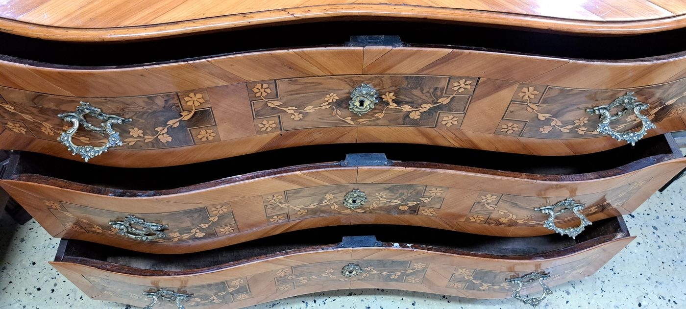 Detail f: Barock-Kommode, um 1750, Kirschbaumfurnier und z.T. Nußbaumfurnier, doppelt geschweift, Deckplatte,Front und Seiten mit aufwendiger Marketerie, ...