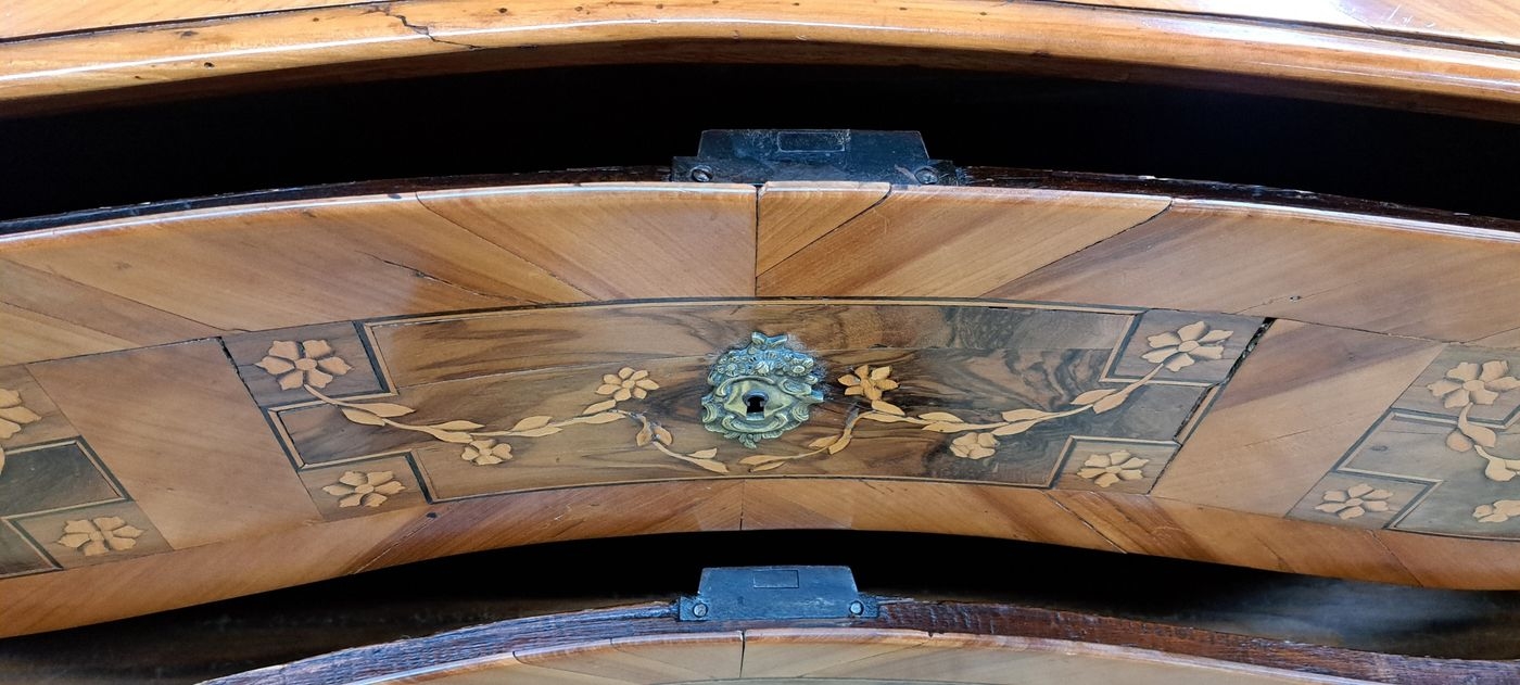 Detail g: Barock-Kommode, um 1750, Kirschbaumfurnier und z.T. Nußbaumfurnier, doppelt geschweift, Deckplatte,Front und Seiten mit aufwendiger Marketerie, ...