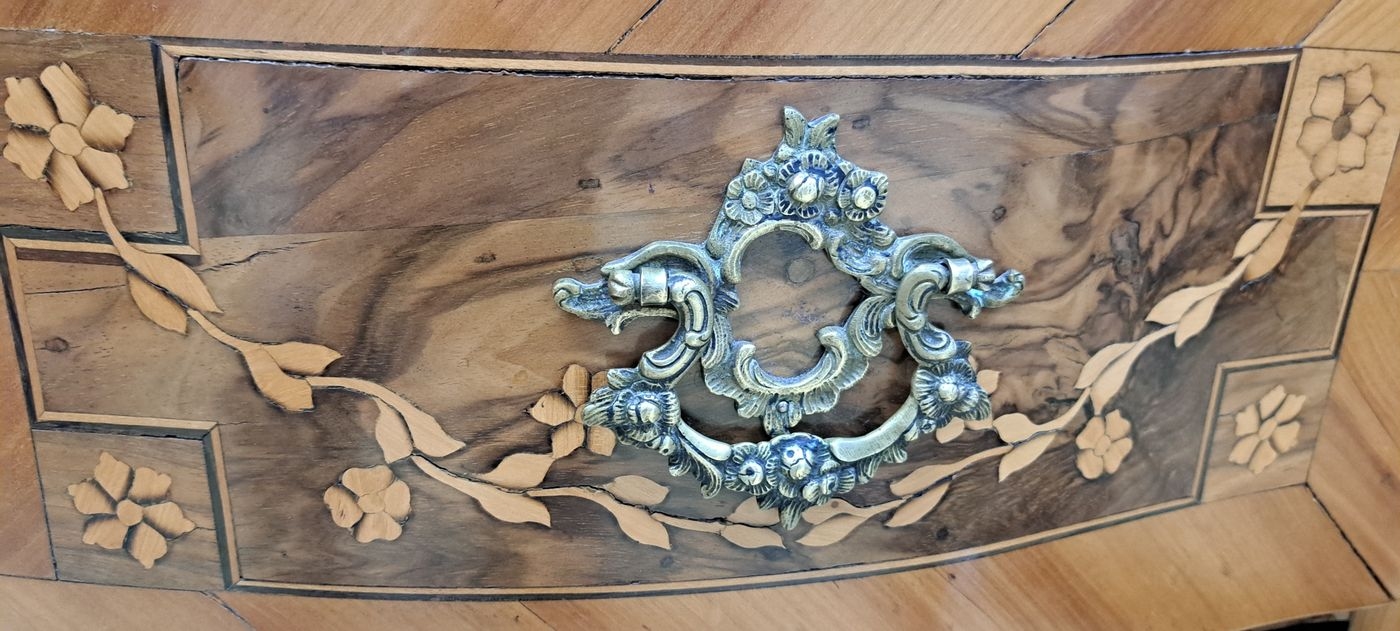 Detail h: Barock-Kommode, um 1750, Kirschbaumfurnier und z.T. Nußbaumfurnier, doppelt geschweift, Deckplatte,Front und Seiten mit aufwendiger Marketerie, ...