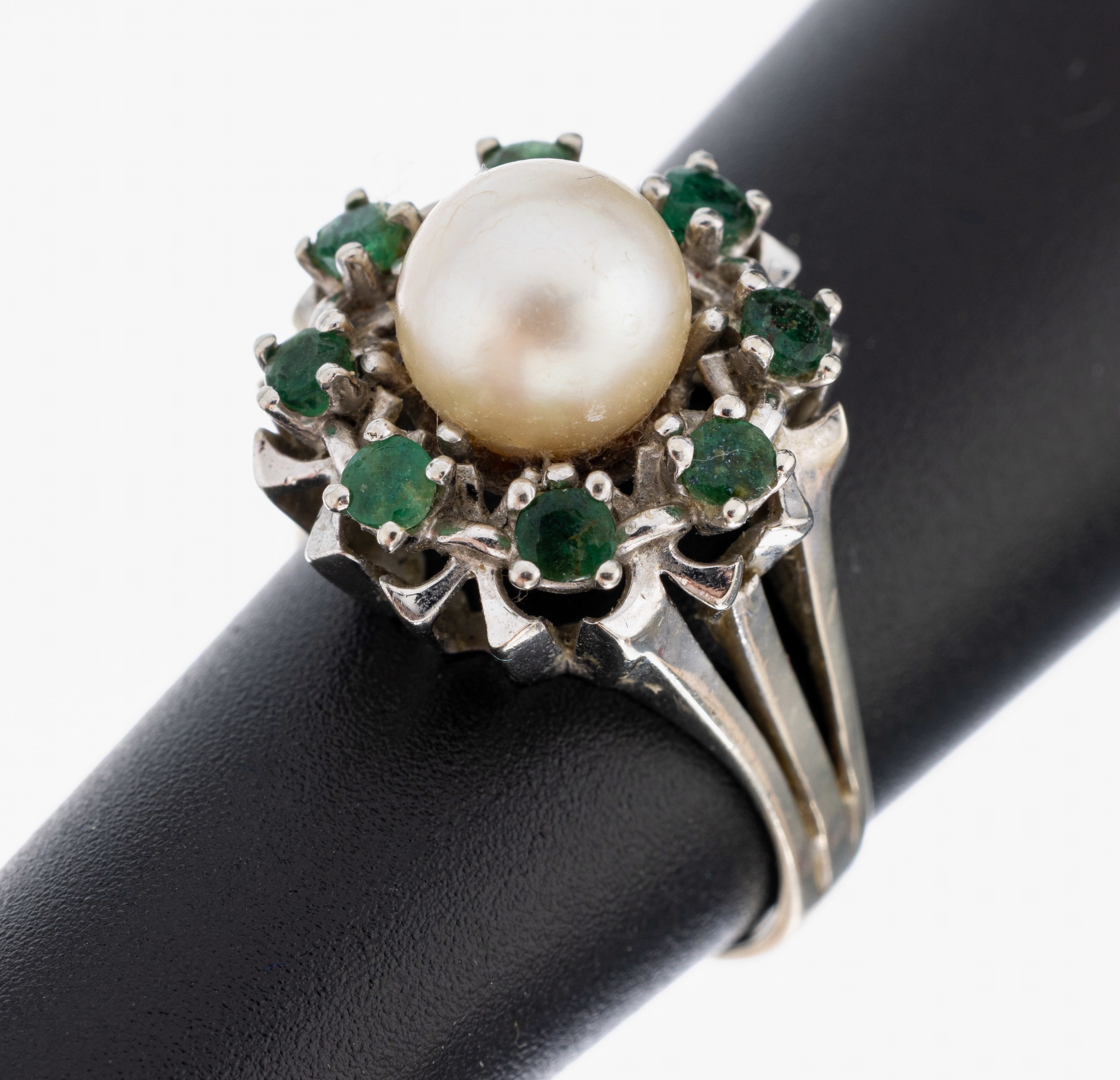 Image 27050646 - 14 kt Gold Perl-Smaragd-Ring, WG 585/000, mittig Akoyazuchtperle, D. ca. 7.7 mm, ...