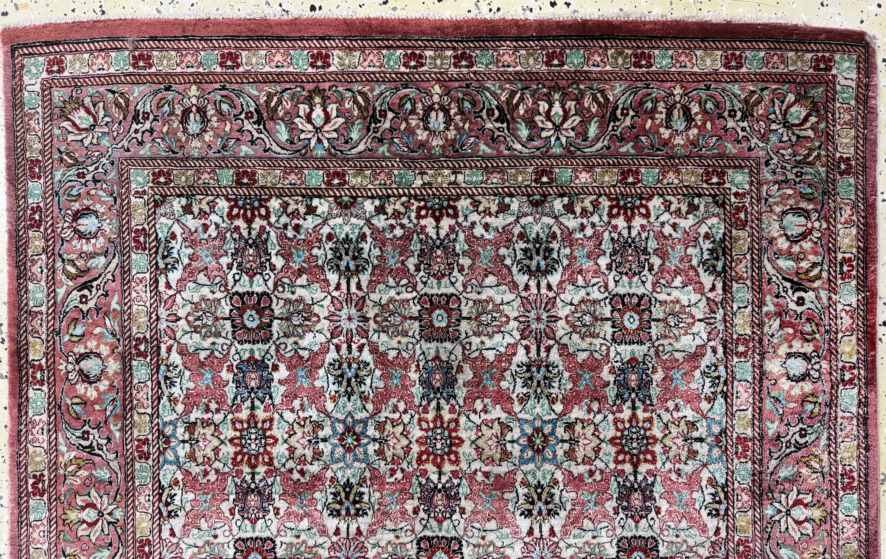 Detail a: Ghom Seide fein, Persien, Ende 20.Jhd, reine Naturseide, ca. 157 x 100 cm, ca. 1,0 Mio. Kn/qm, Reinigungsbedürftig, EHZ: 2