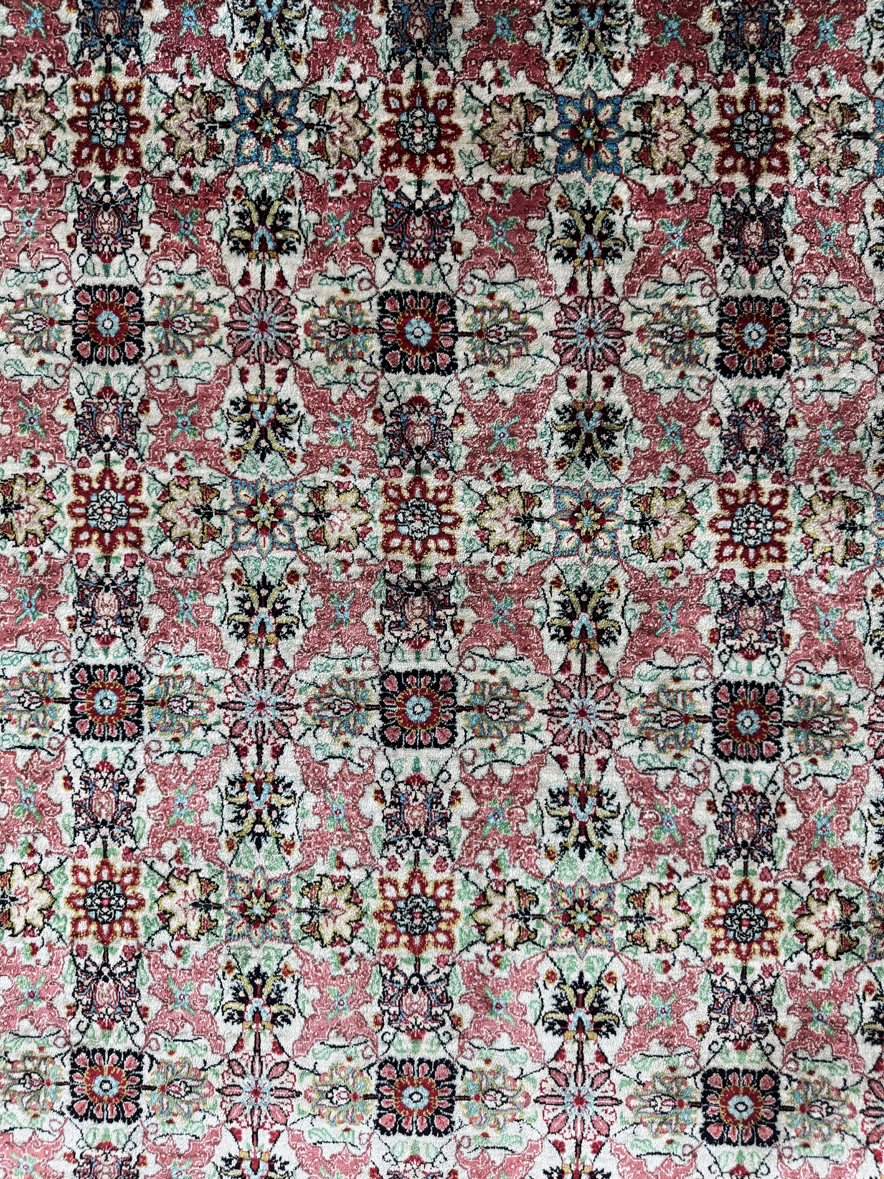 Detail b: Ghom Seide fein, Persien, Ende 20.Jhd, reine Naturseide, ca. 157 x 100 cm, ca. 1,0 Mio. Kn/qm, Reinigungsbedürftig, EHZ: 2