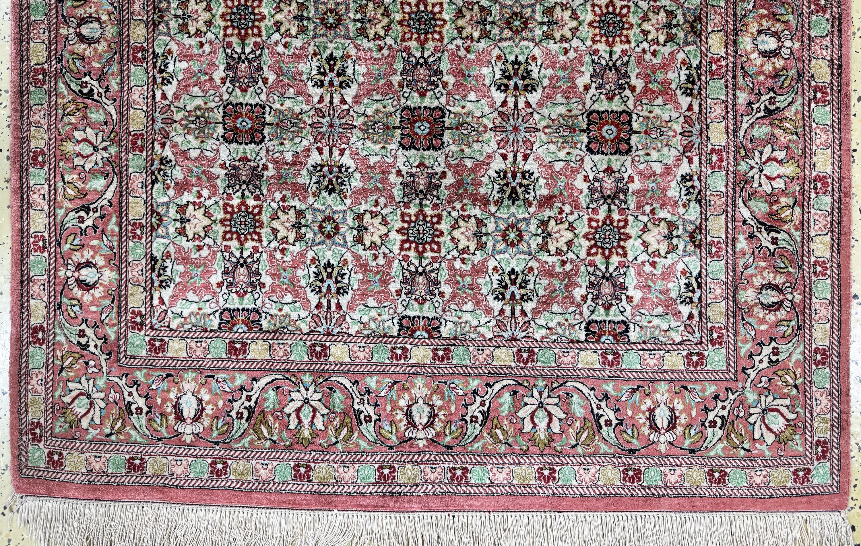 Detail c: Ghom Seide fein, Persien, Ende 20.Jhd, reine Naturseide, ca. 157 x 100 cm, ca. 1,0 Mio. Kn/qm, Reinigungsbedürftig, EHZ: 2