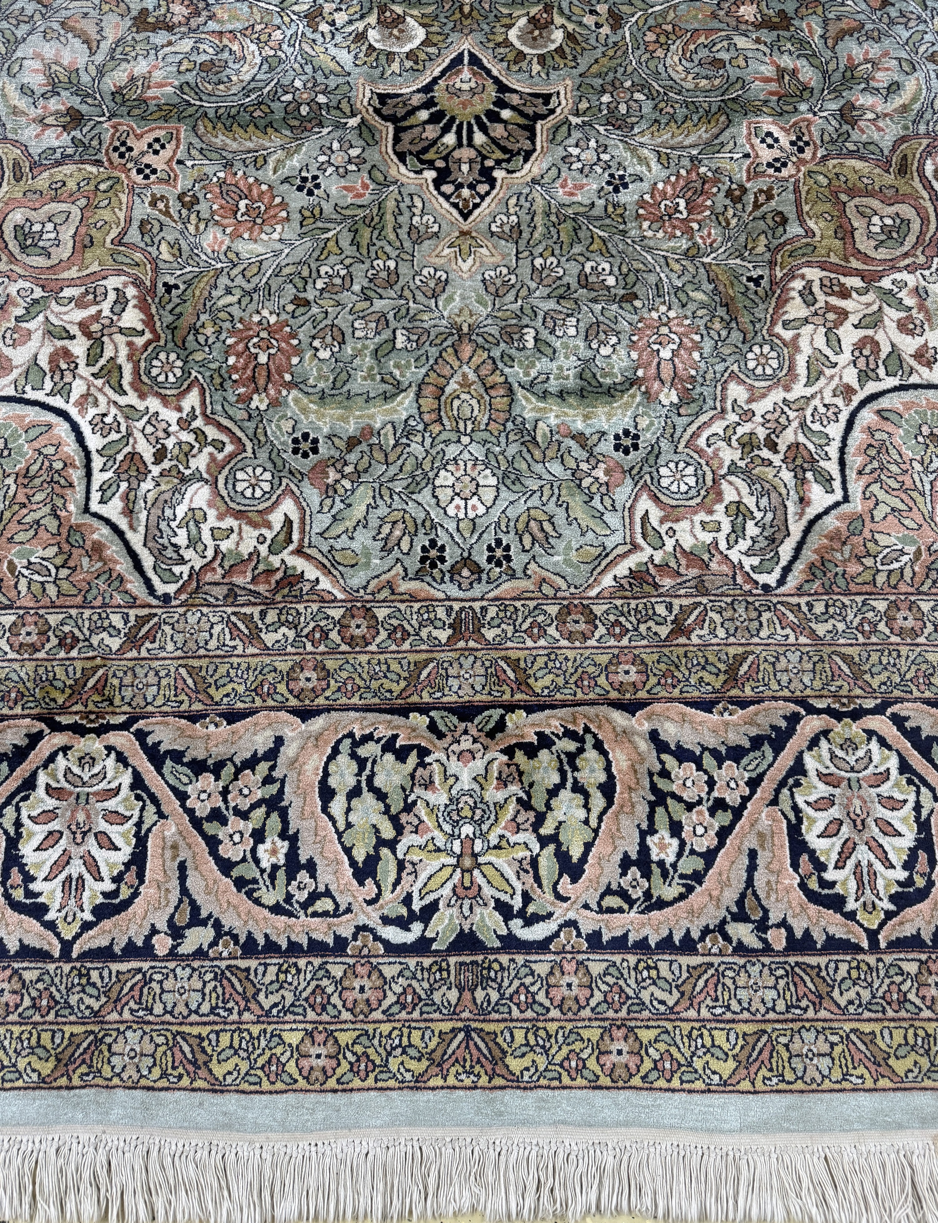 Detail b: Kaschmir Seide, Indien, Ende 20.Jhd, merzerisierte Baumwolle, ca. 375 x 270 cm, EHZ: 2-3