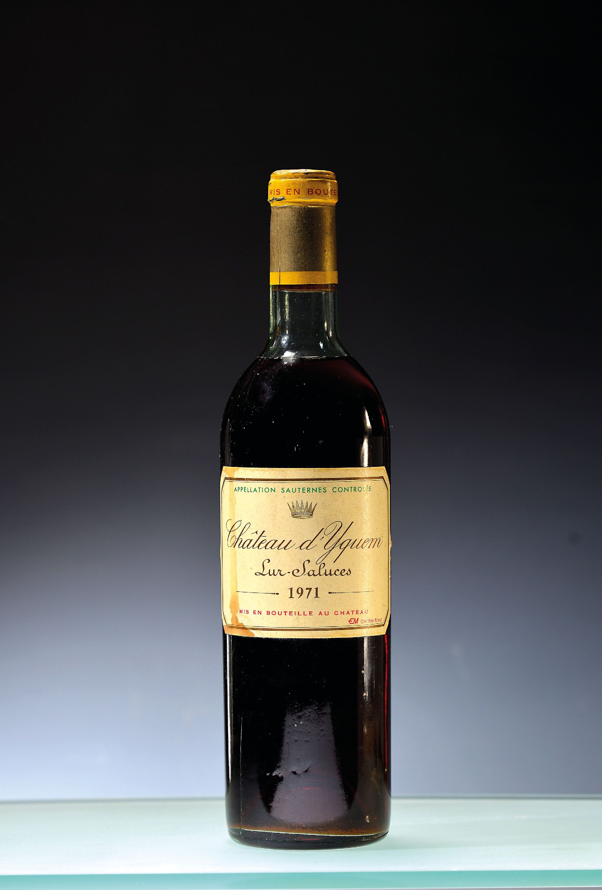 Image 27050667 - 1 bottle of 1971 Chateau d´Yquem, Lur-Saluces, approx. 75cl, mid shoulder, not tasted