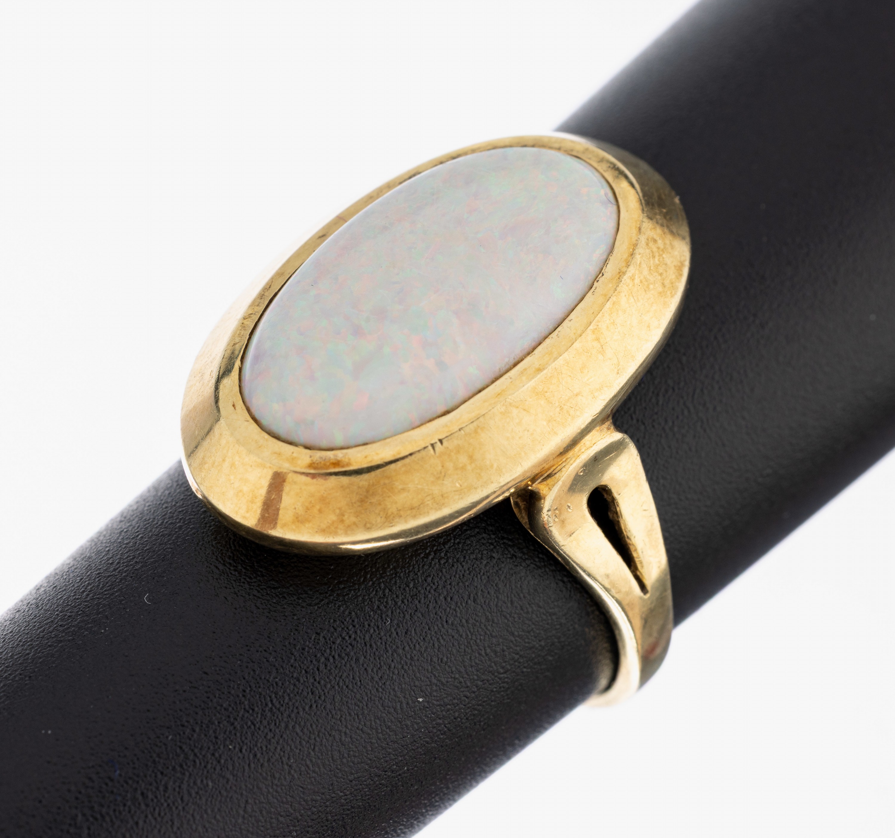 Image 27050681 - 14 kt Gold Opal-Ring, GG 585/000, schlichteGestaltung, ovaler Opalcabochon ca. 5.0 ct, ...