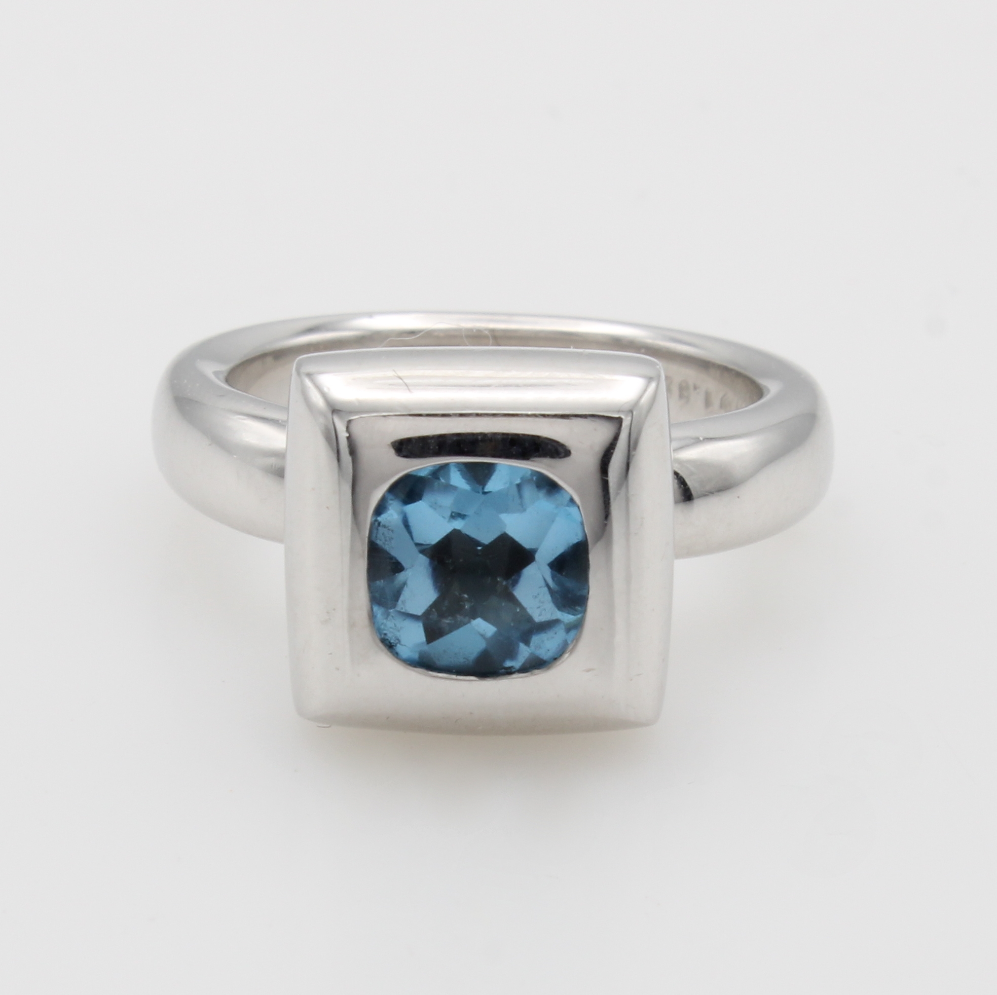 Image 27050690 - Ring mit Blautopas, WG 750/000, Topas (beh.)im Bufftop ca. 2 ct, carréef. Ringkopf, RW ...