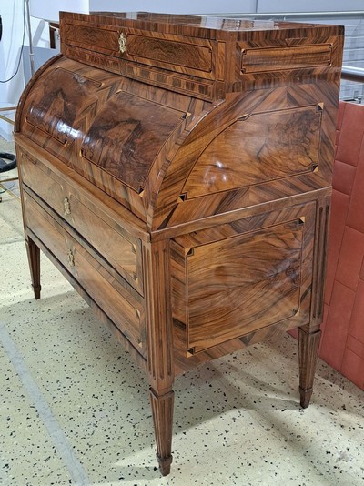 27050626i - Cylinder office/writing secretary, Louis- Seize, around 1780, walnut veneer, three- ...