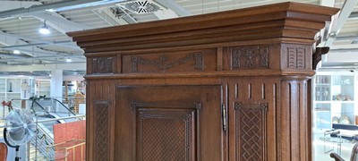 27050633c - Louis-Seize Schrank, um 1780, Eiche massiv, eintürig, feine Reliefschnitzereien auf der ...