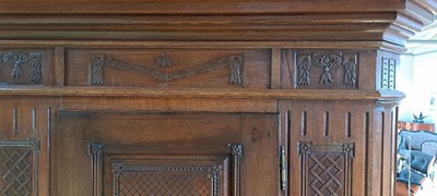 27050633e - Louis-Seize Schrank, um 1780, Eiche massiv, eintürig, feine Reliefschnitzereien auf der ...