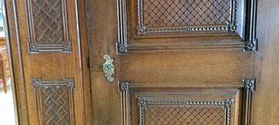 27050633f - Louis-Seize Schrank, um 1780, Eiche massiv, eintürig, feine Reliefschnitzereien auf der ...