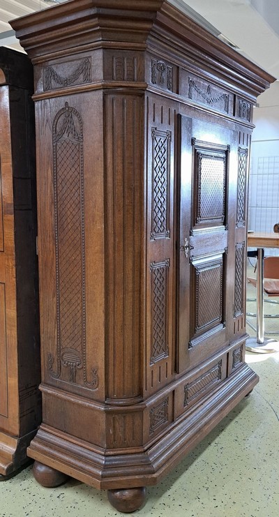 27050633h - Louis-Seize Schrank, um 1780, Eiche massiv, eintürig, feine Reliefschnitzereien auf der ...