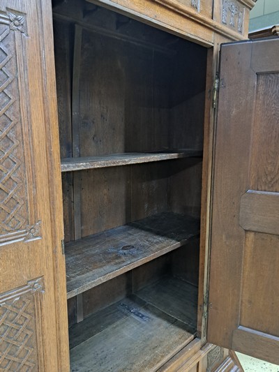 27050633k - Louis-Seize Schrank, um 1780, Eiche massiv, eintürig, feine Reliefschnitzereien auf der ...