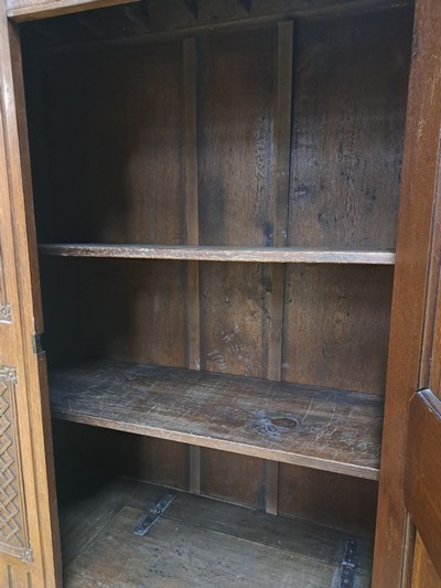 27050633l - Louis-Seize Schrank, um 1780, Eiche massiv, eintürig, feine Reliefschnitzereien auf der ...