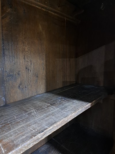 27050633m - Louis-Seize Schrank, um 1780, Eiche massiv, eintürig, feine Reliefschnitzereien auf der ...