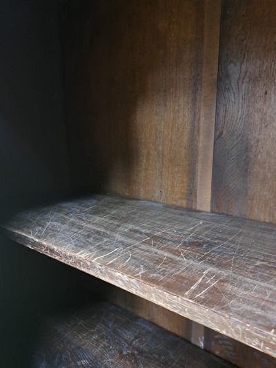 27050633n - Louis-Seize Schrank, um 1780, Eiche massiv, eintürig, feine Reliefschnitzereien auf der ...