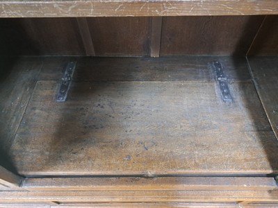 27050633o - Louis-Seize Schrank, um 1780, Eiche massiv, eintürig, feine Reliefschnitzereien auf der ...