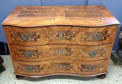 27050645a - Barock-Kommode, um 1750, Kirschbaumfurnier und z.T. Nußbaumfurnier, doppelt geschweift, ...