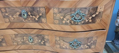 27050645c - Barock-Kommode, um 1750, Kirschbaumfurnier und z.T. Nußbaumfurnier, doppelt geschweift, ...