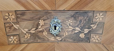 27050645e - Barock-Kommode, um 1750, Kirschbaumfurnier und z.T. Nußbaumfurnier, doppelt geschweift, ...