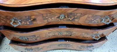 27050645f - Barock-Kommode, um 1750, Kirschbaumfurnier und z.T. Nußbaumfurnier, doppelt geschweift, ...