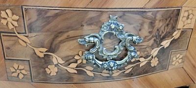 27050645h - Barock-Kommode, um 1750, Kirschbaumfurnier und z.T. Nußbaumfurnier, doppelt geschweift, ...