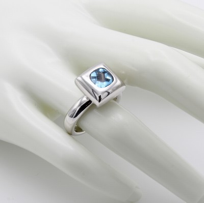 27050690b - Ring mit Blautopas, WG 750/000, Topas (beh.)im Bufftop ca. 2 ct, carréef. Ringkopf, RW ...