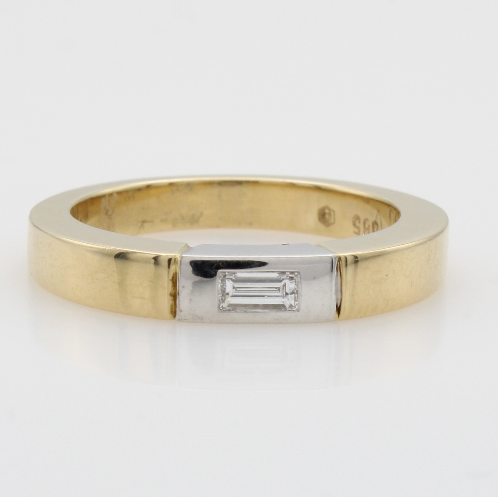 Image 27050727 - Ring mit Diamant, GG/WG 585/000, Diam.-Ba- guette ca. 0,05 ct feines Weiß/vs, RW ca. 55 ...