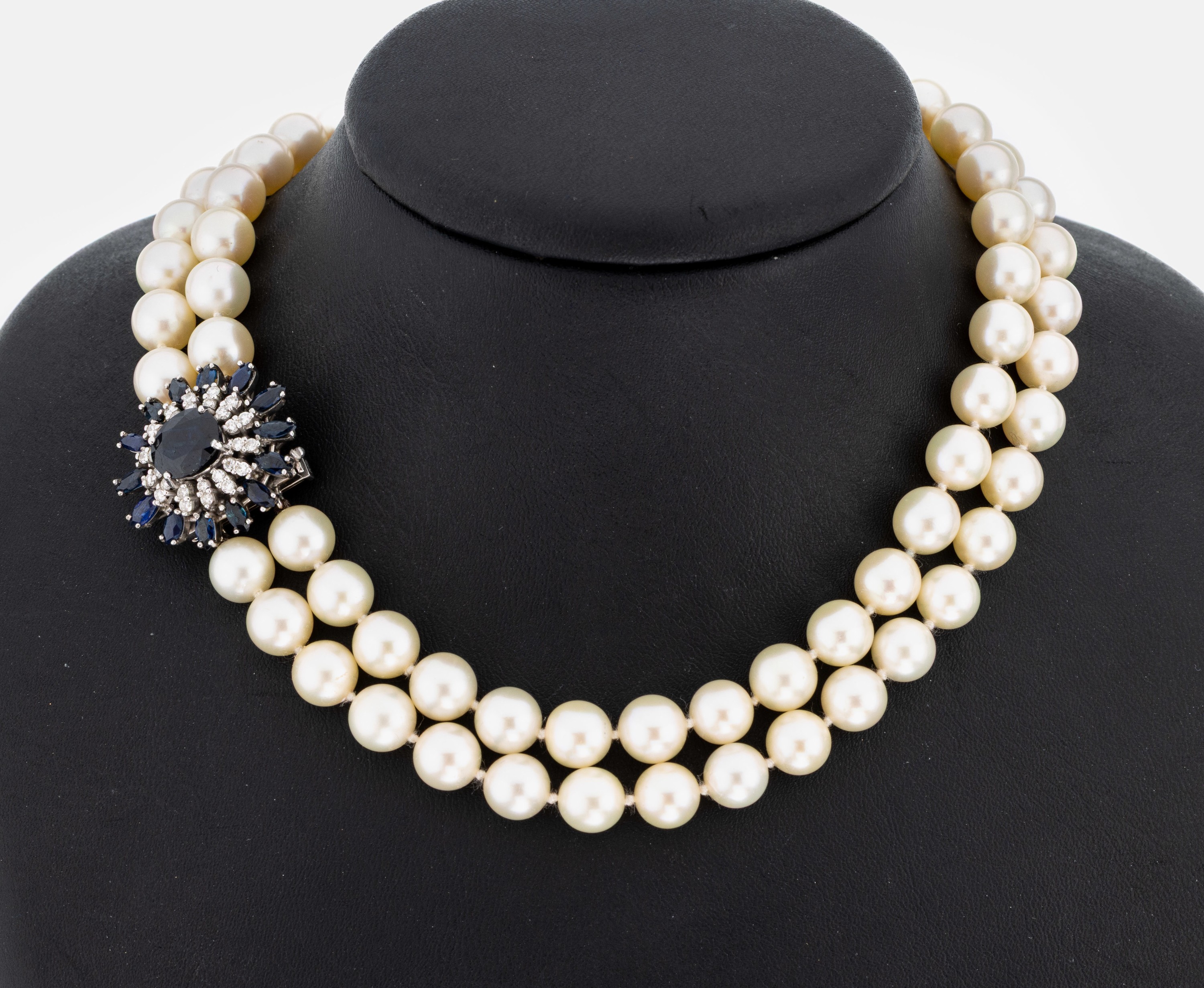 Zuchtperl-Collier mit 18 kt Gold Saphir- Brillant-Schließe, WG 750/000, 2-rhg. Zuchtperlen, D. ca. 8-8.3 mm, Schließe mittig erhaben gefasster ...