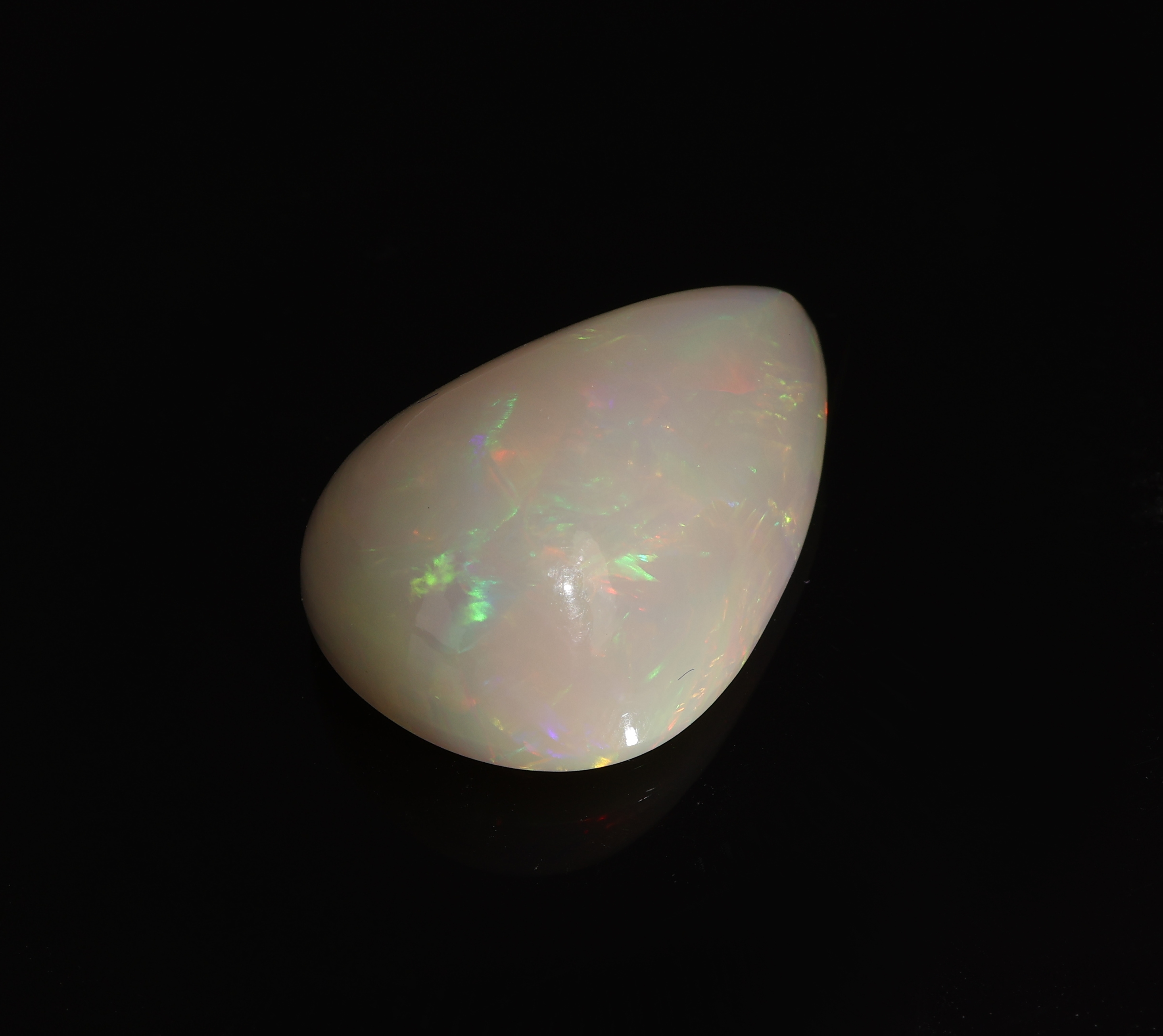 Detail b: Loser Opal, ca. 16.43 ct, tropfenf. Cabochon, zartes Farbspiel in Grün, Rot und Blau