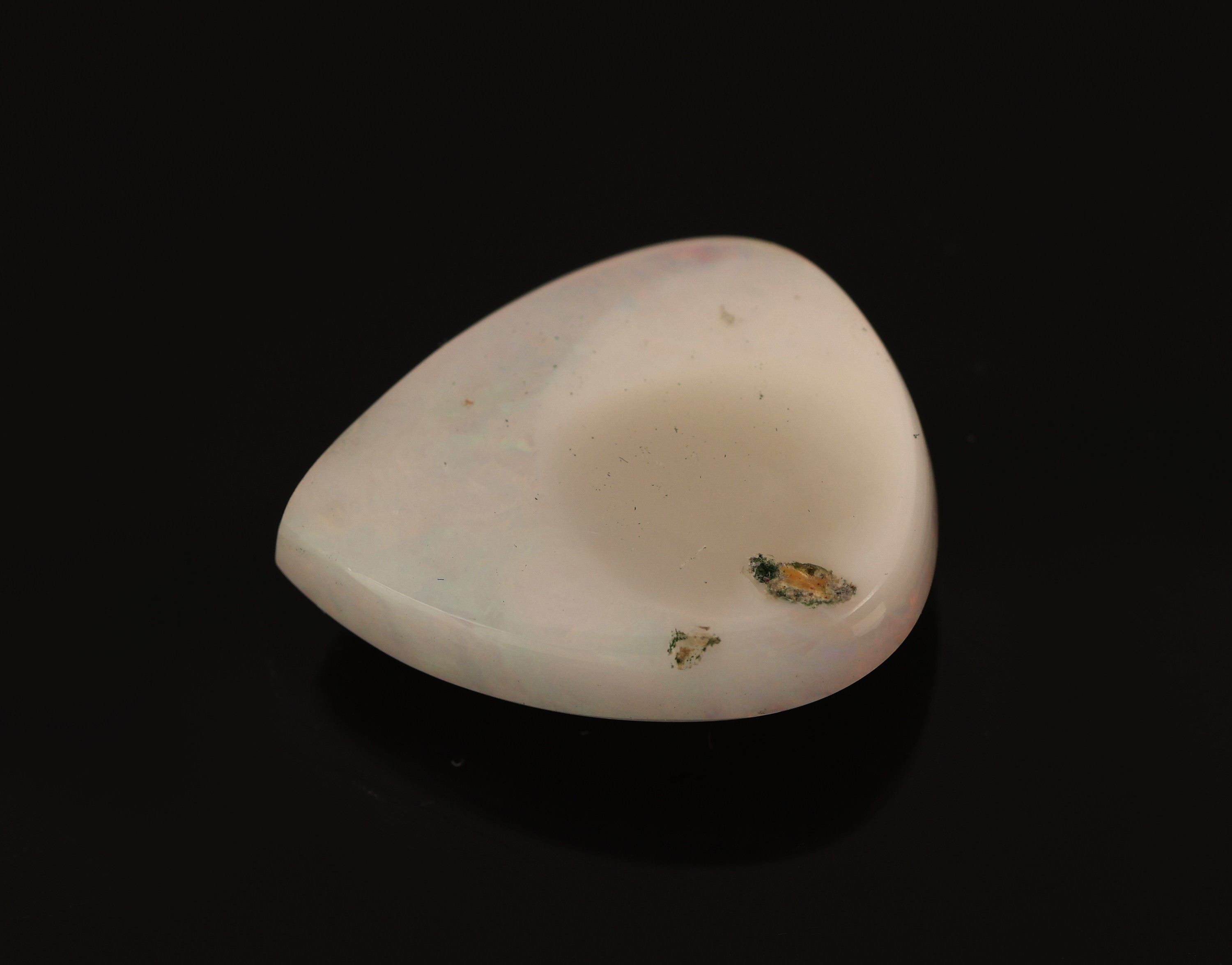 Detail a: Loser Opal, ca. 12.96 ct, tropfenf. Cabochon, zartes Farbspiel in Rot, Grün und Blau