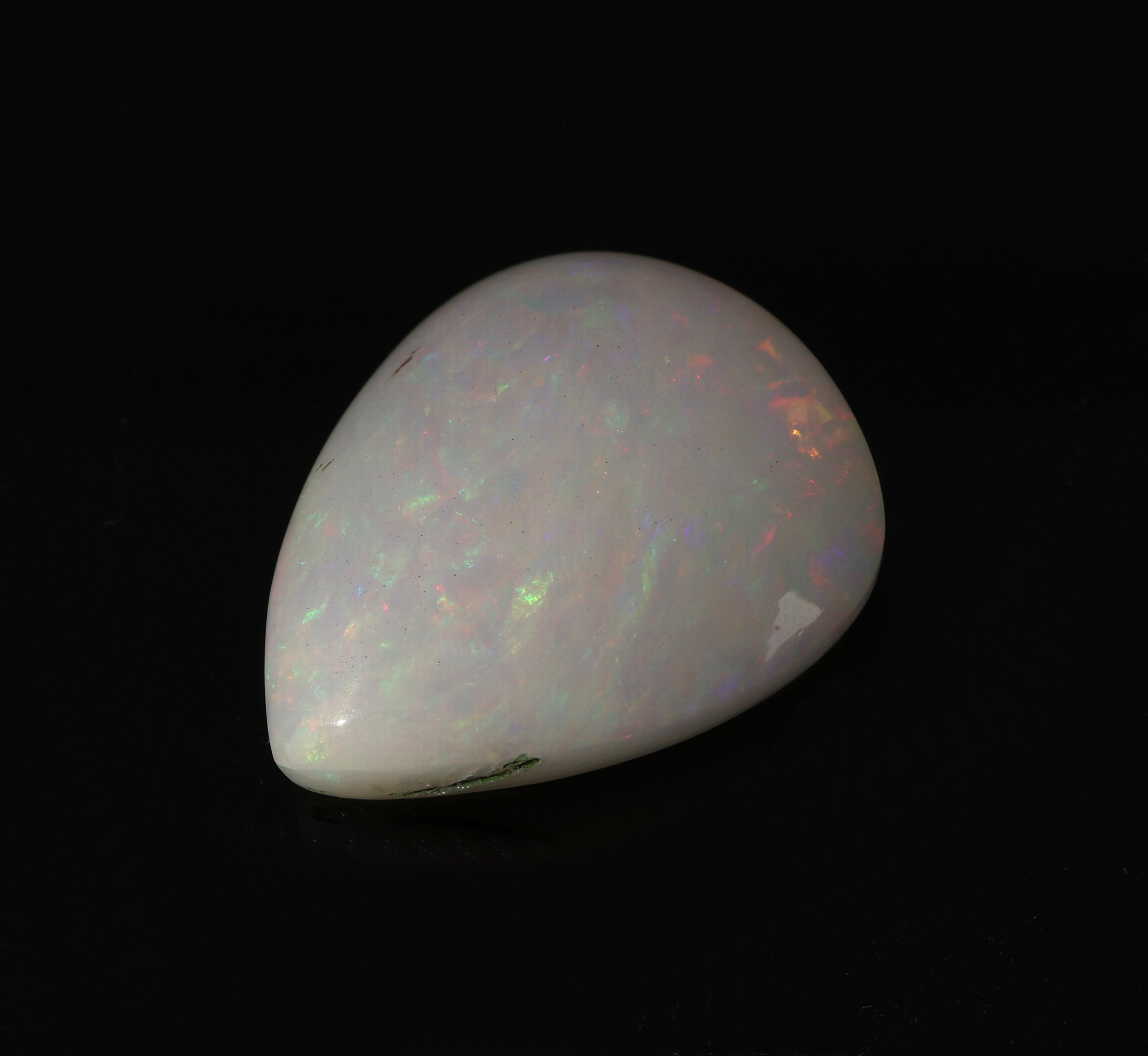 Detail b: Loser Opal, ca. 12.96 ct, tropfenf. Cabochon, zartes Farbspiel in Rot, Grün und Blau