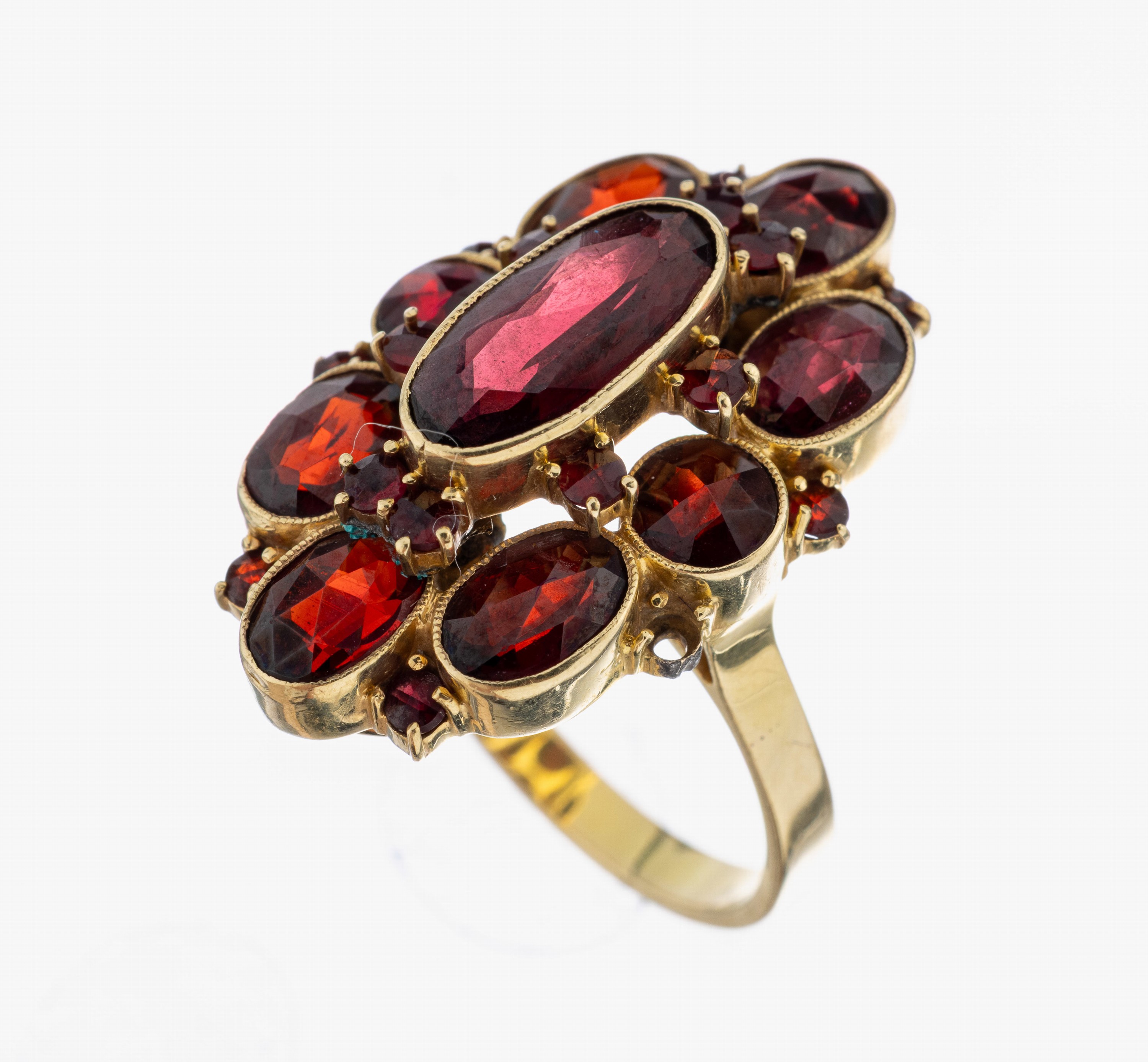14 kt Gold Granat-Ring, GG 585/000, qualitätvolle Verarbeitung, Aufbau in mehrerenEbenen, rund- und ovalfacett. Granate, 1 kl. Granat fehlt, RW 56, ...