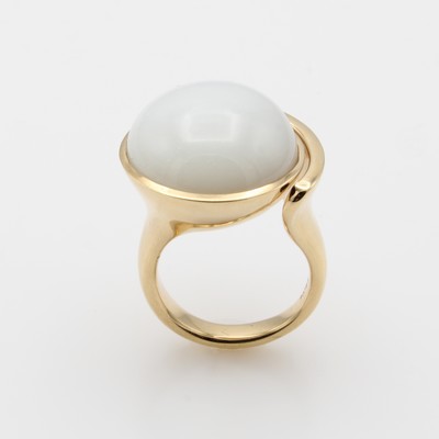 27050712a - Ring mit Mondstein, RG 750/000, runder Mondsteincabochon ca. 22 ct, D. ca. 20 mm, RW ca. ...